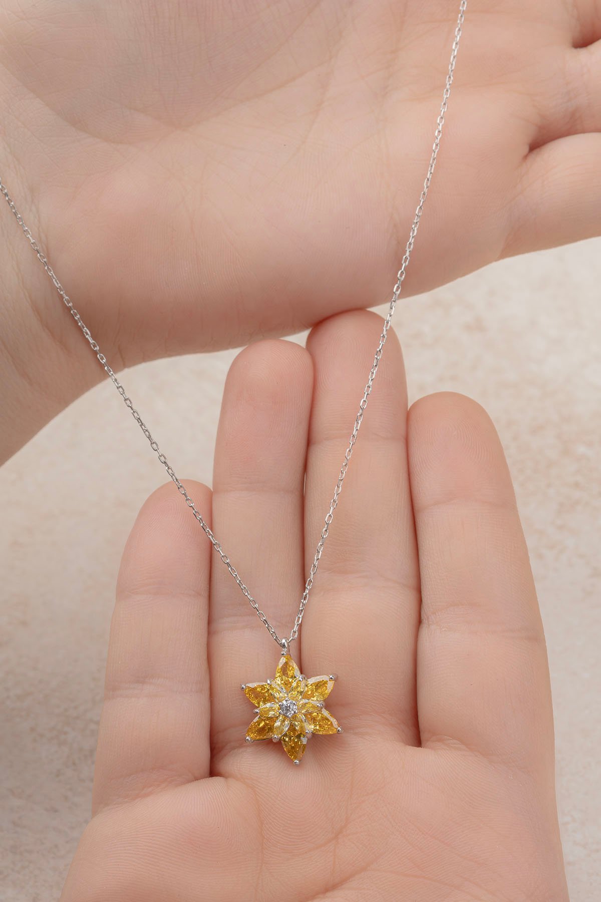 Jewelmim Sarı Taşlı Lotus Çiçeği Beyaz Altın Kaplama Gümüş Kolye Görünüm Detay Çekimi, doğum günü gümüş kolye hediyesi, özel tasarım gümüş kolyeler
