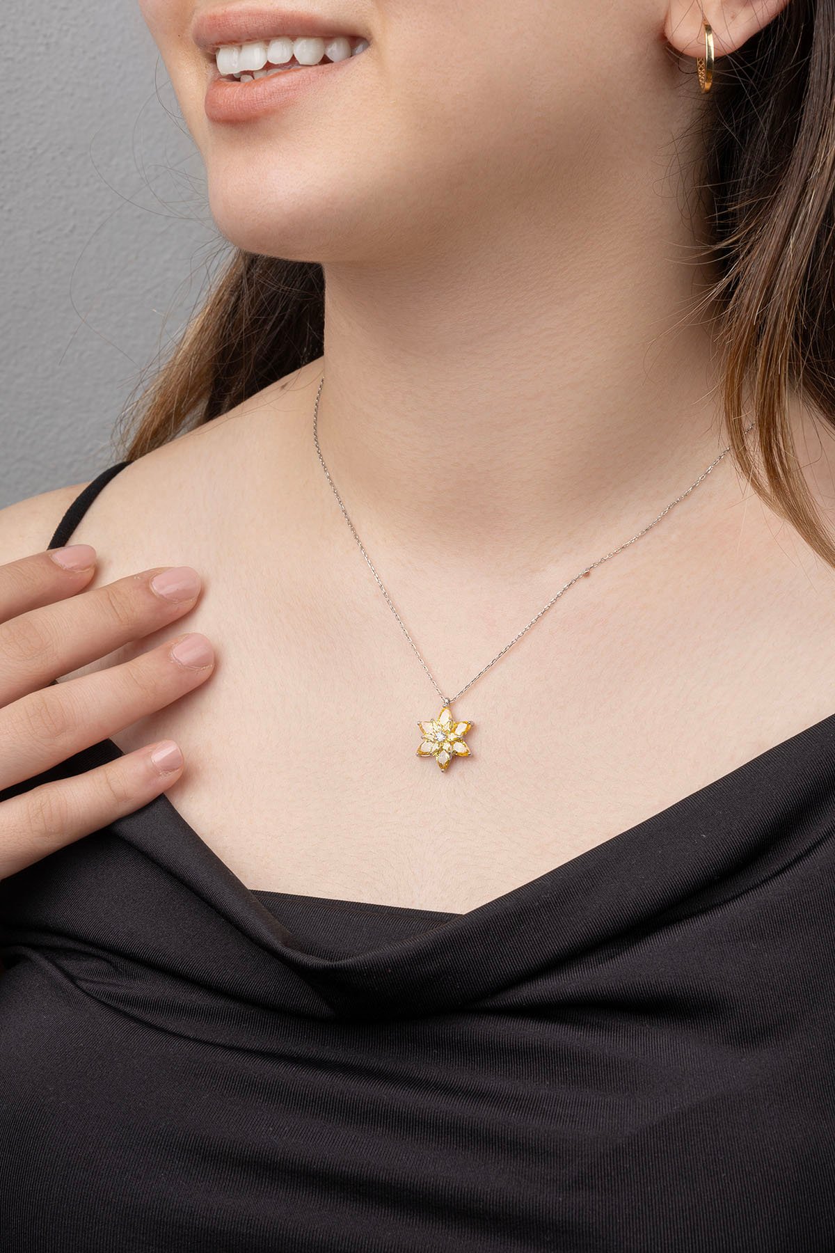 Jewelmim Sarı Taşlı Lotus Çiçeği Beyaz Altın Kaplama Gümüş Kolye Duruş Detay Çekimi, anneye gümüş kolye hediyesi, zarif gümüş kolye modelleri