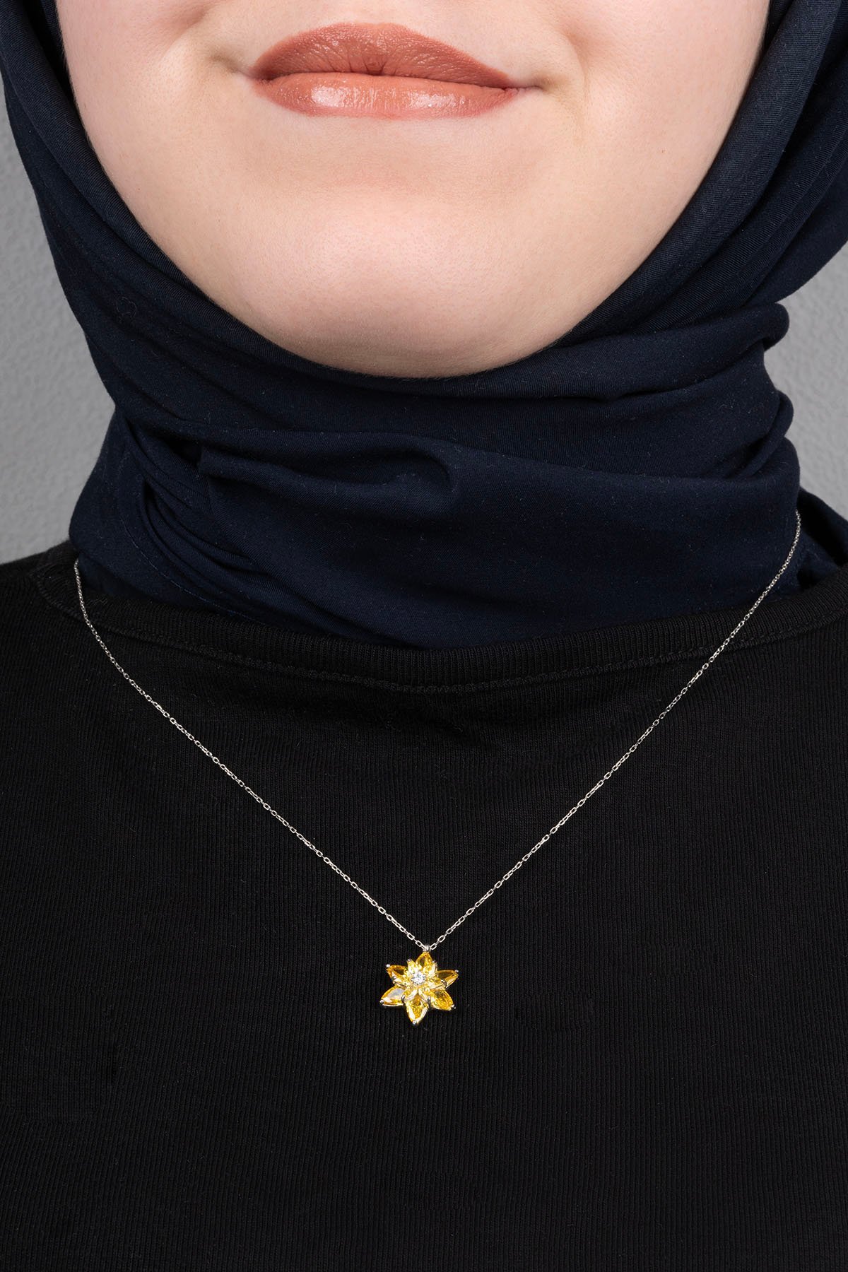 Jewelmim Sarı Taşlı Lotus Çiçeği Beyaz Altın Kaplama Gümüş Kolye Kullanım Detay Çekimi, hediye gümüş kolye modelleri