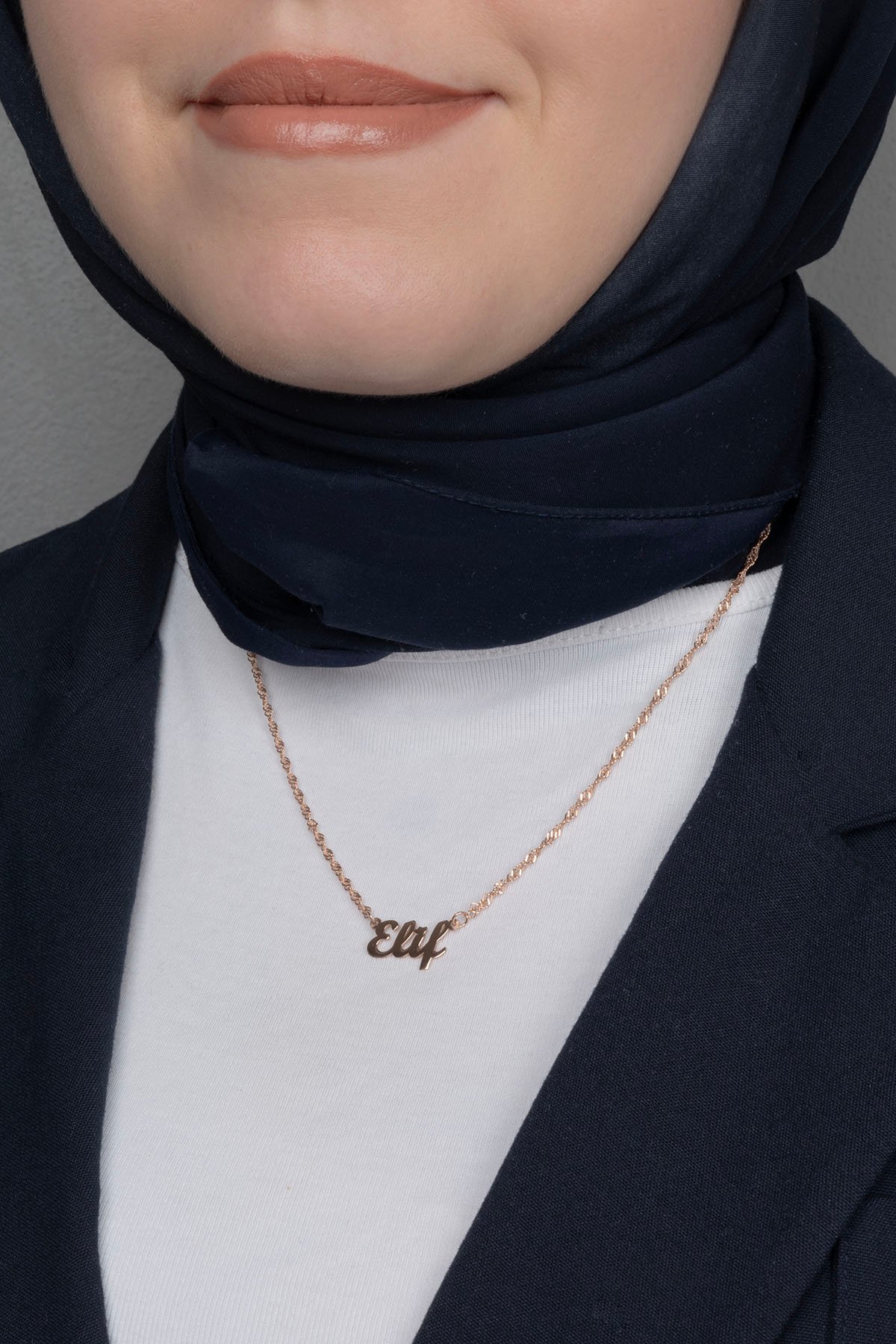 Jewelmim Kişiye Özel Singapur Zincir İsim Rose Altın Kaplama Gümüş Kolye Kullanım Detay Çekimi, hediye gümüş kolye modelleri