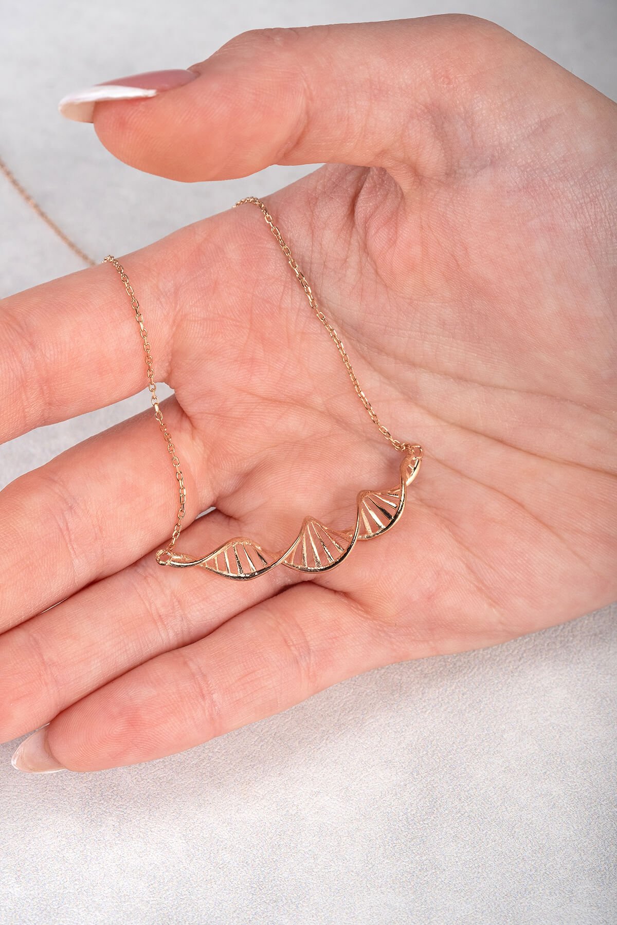 Jewelmim Sonsuz Bağ DNA Rose Altın Kaplama Gümüş Kolye Detay Çekimi, eşe gümüş kolye hediyesi, en güzel kolye modelleri
