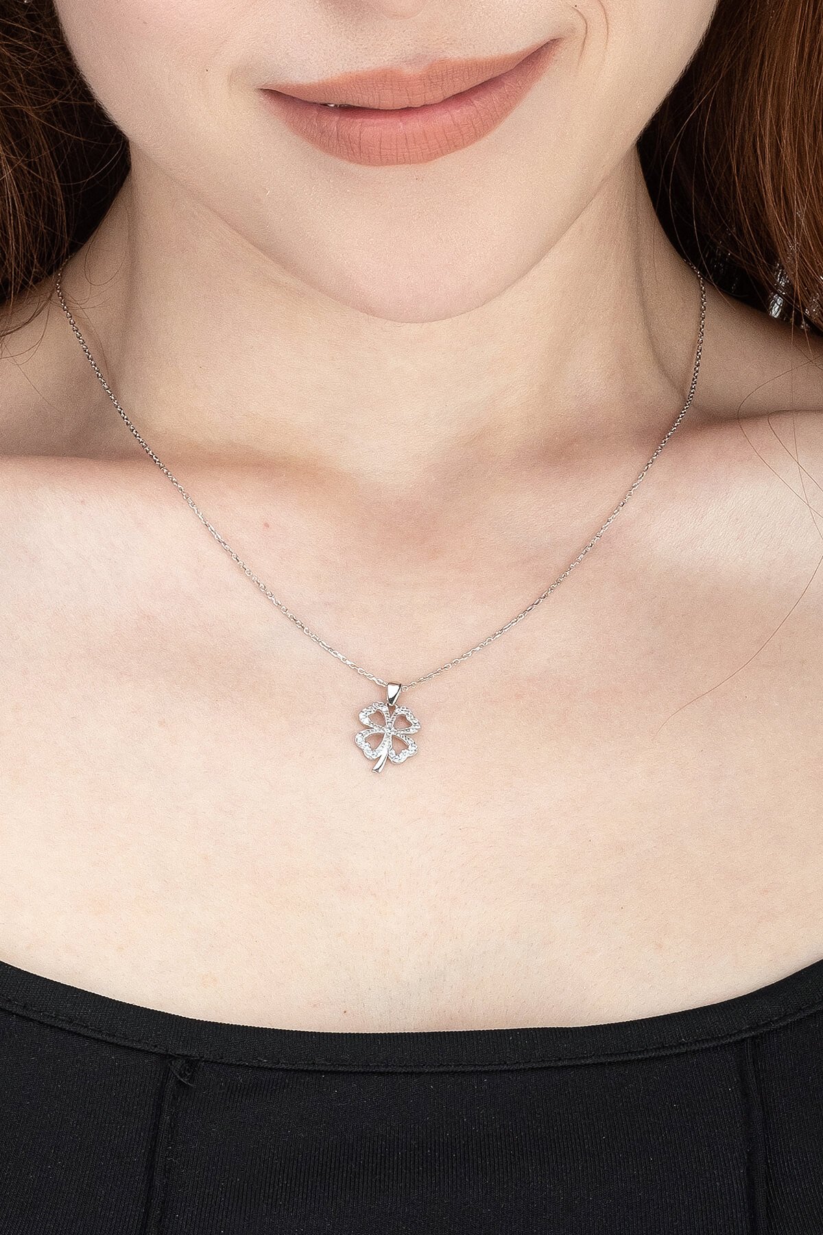 Jewelmim Taşlı 4 Yapraklı Yonca Beyaz Altın Kaplama Gümüş Kolye Görünüm Detay Çekimi, doğum günü gümüş kolye hediyesi, özel tasarım gümüş kolyeler