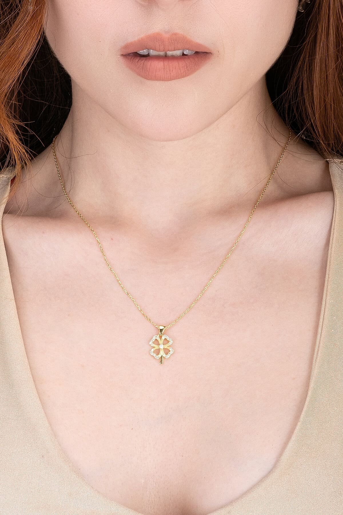 Jewelmim Taşlı 4 Yapraklı Yonca Sarı Altın Kaplama Gümüş Kolye Görünüm Detay Çekimi, doğum günü gümüş kolye hediyesi, özel tasarım gümüş kolyeler