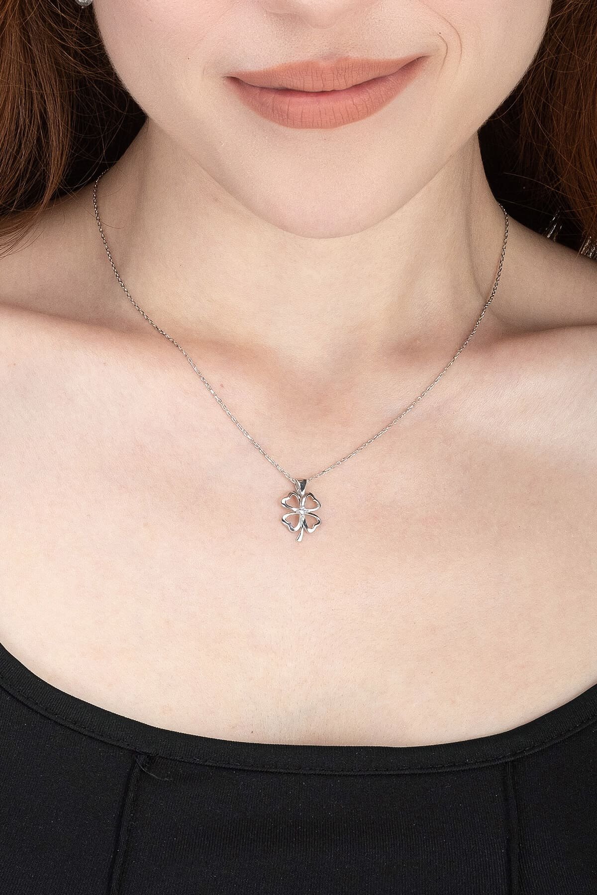 Jewelmim Tek Taşlı 4 Yapraklı Yonca Beyaz Altın Kaplama Gümüş Kolye Görünüm Detay Çekimi, doğum günü gümüş kolye hediyesi, özel tasarım gümüş kolyeler