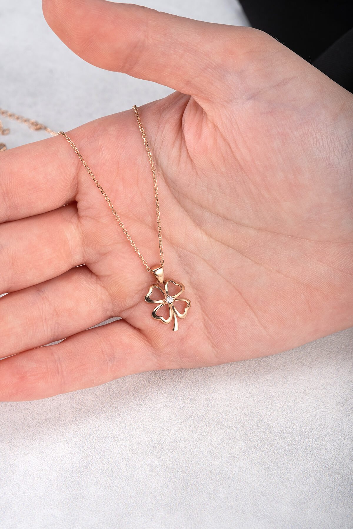 Jewelmim Tek Taşlı 4 Yapraklı Yonca Rose Altın Kaplama Gümüş Kolye Detay Çekimi, eşe gümüş kolye hediyesi, en güzel kolye modelleri