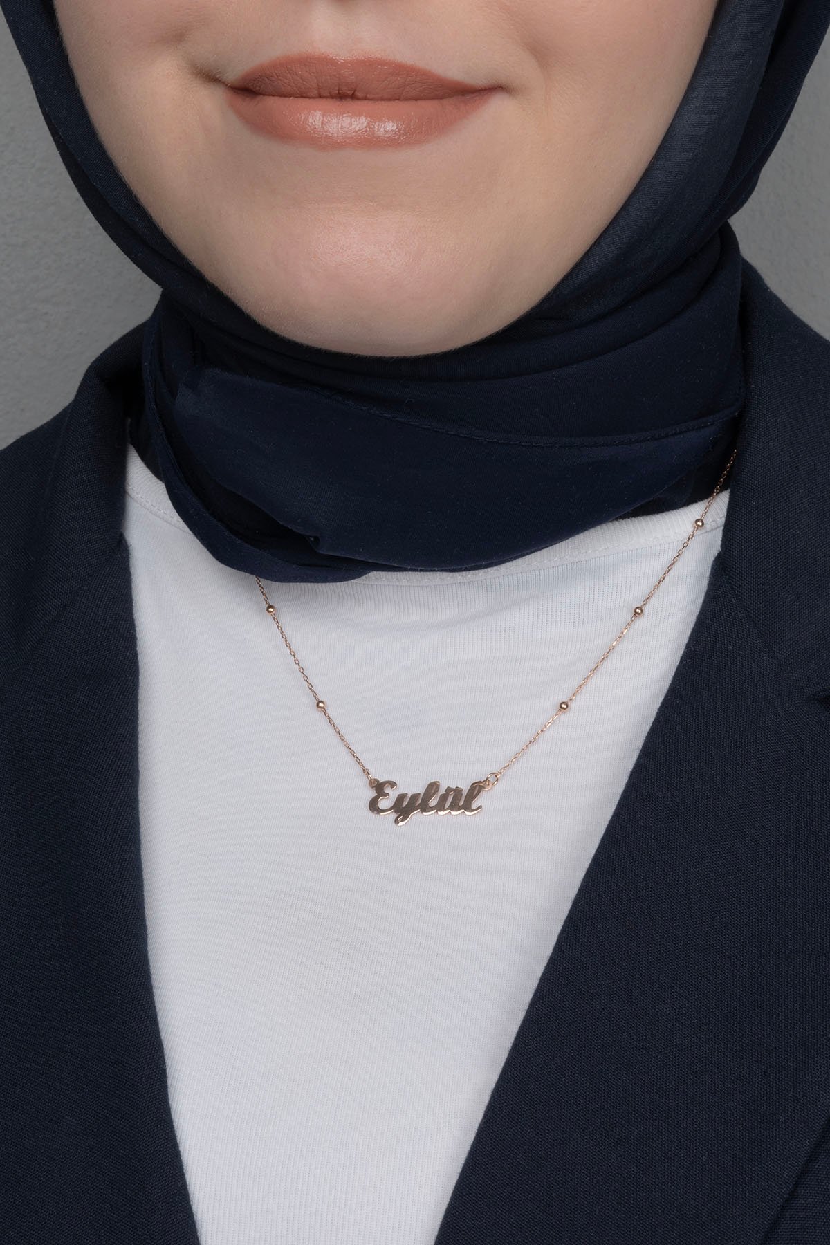Jewelmim Kişiye Özel Toplu Zincir İsim Rose Altın Kaplama Gümüş Kolye Kullanım Detay Çekimi, hediye gümüş kolye modelleri