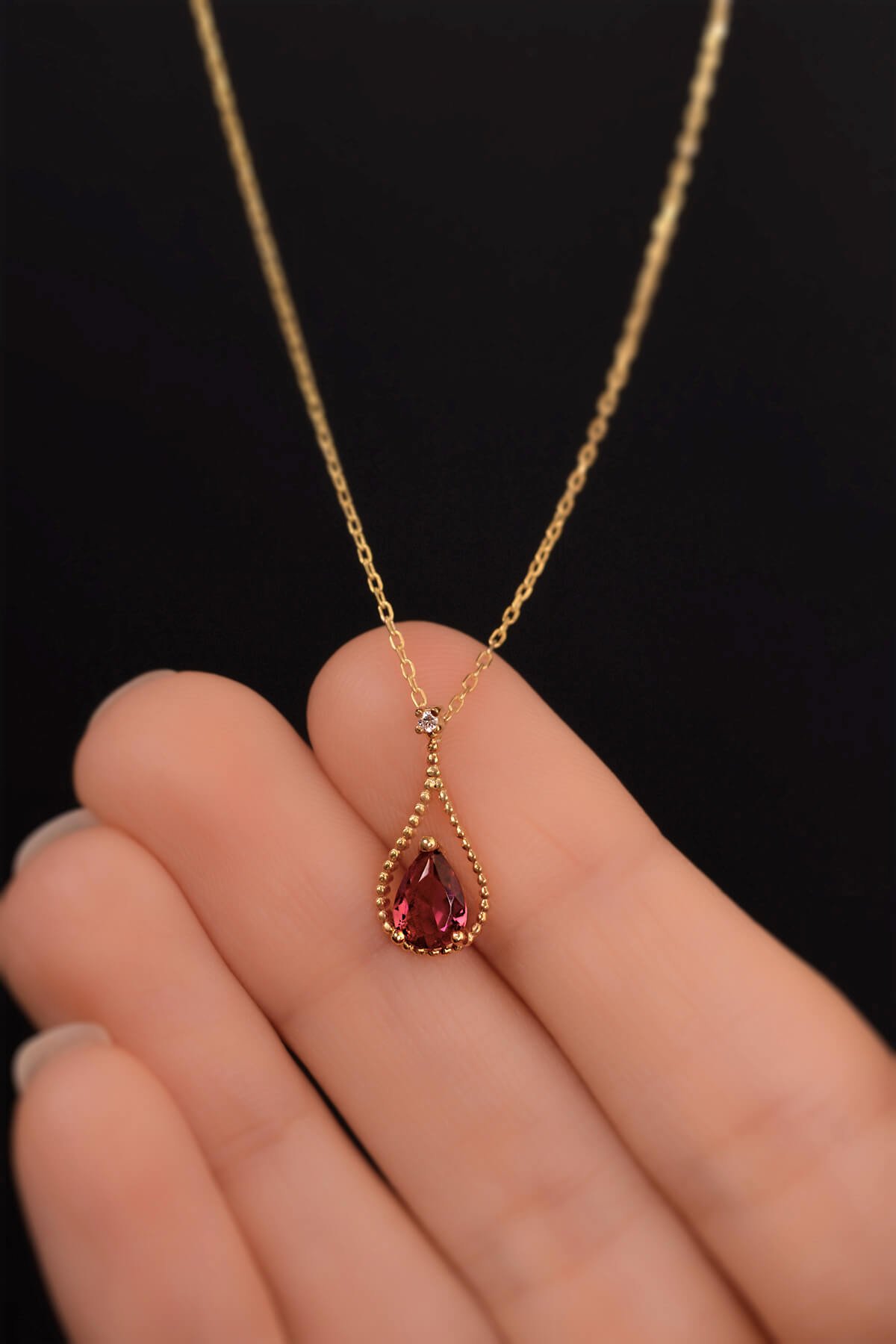 Jewelmim Yakut Kırmızısı Su Damlası Sarı Altın Kaplama Gümüş Kolye Detay Çekimi, eşe gümüş kolye hediyesi, en güzel kolye modelleri