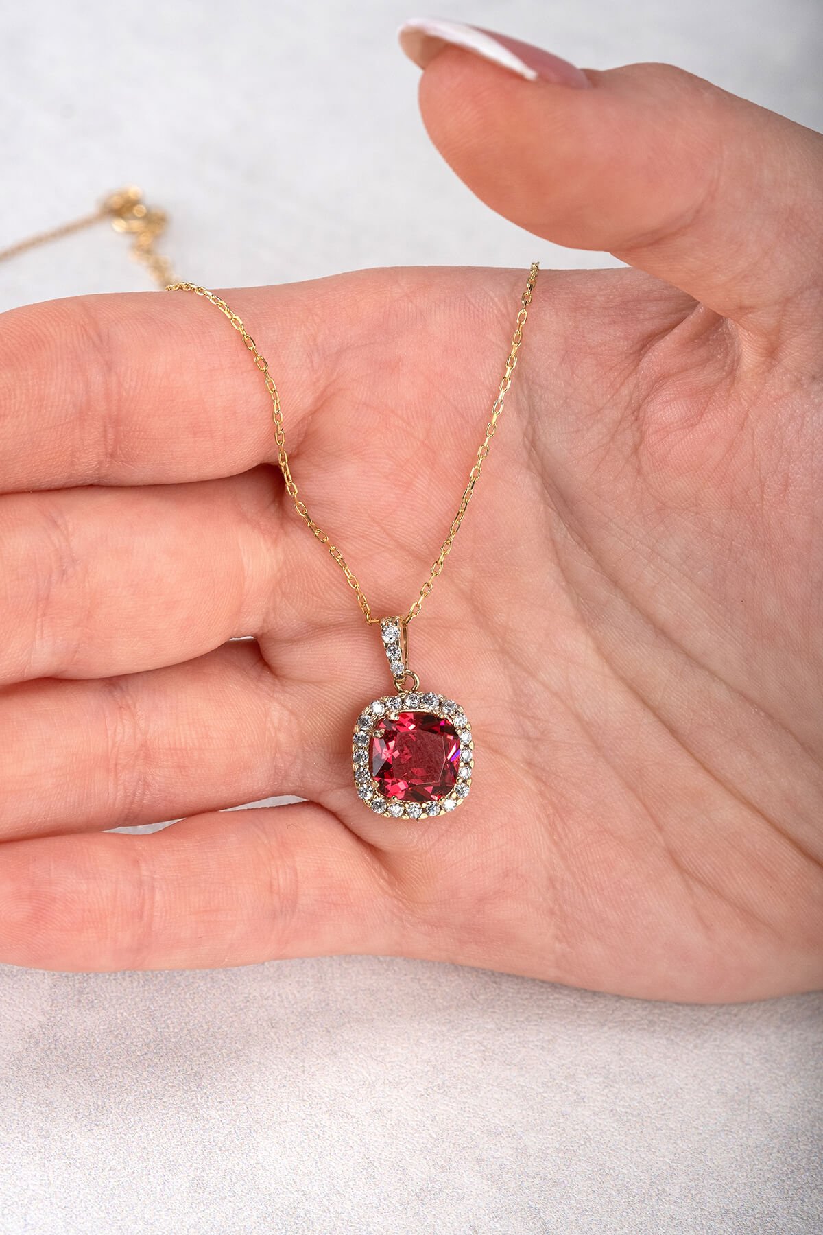 Jewelmim Yakut Kırmızısı Prenses Kesim Rose Altın Kaplama Gümüş Kolye Detay Çekimi, eşe gümüş kolye hediyesi, en güzel kolye modelleri