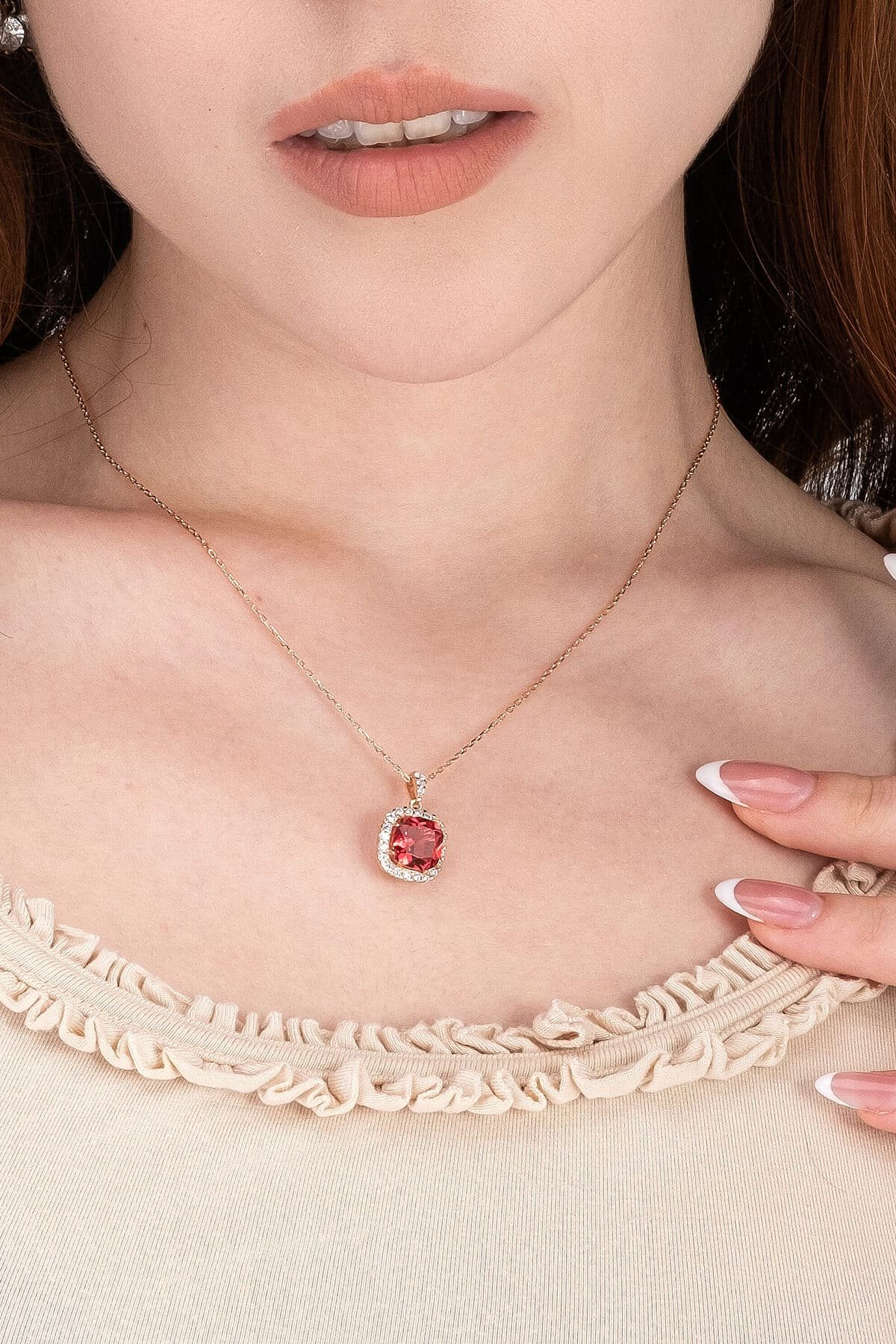 Jewelmim Yakut Kırmızısı Prenses Kesim Rose Altın Kaplama Gümüş Kolye Görünüm Detay Çekimi, doğum günü gümüş kolye hediyesi, özel tasarım gümüş kolyeler