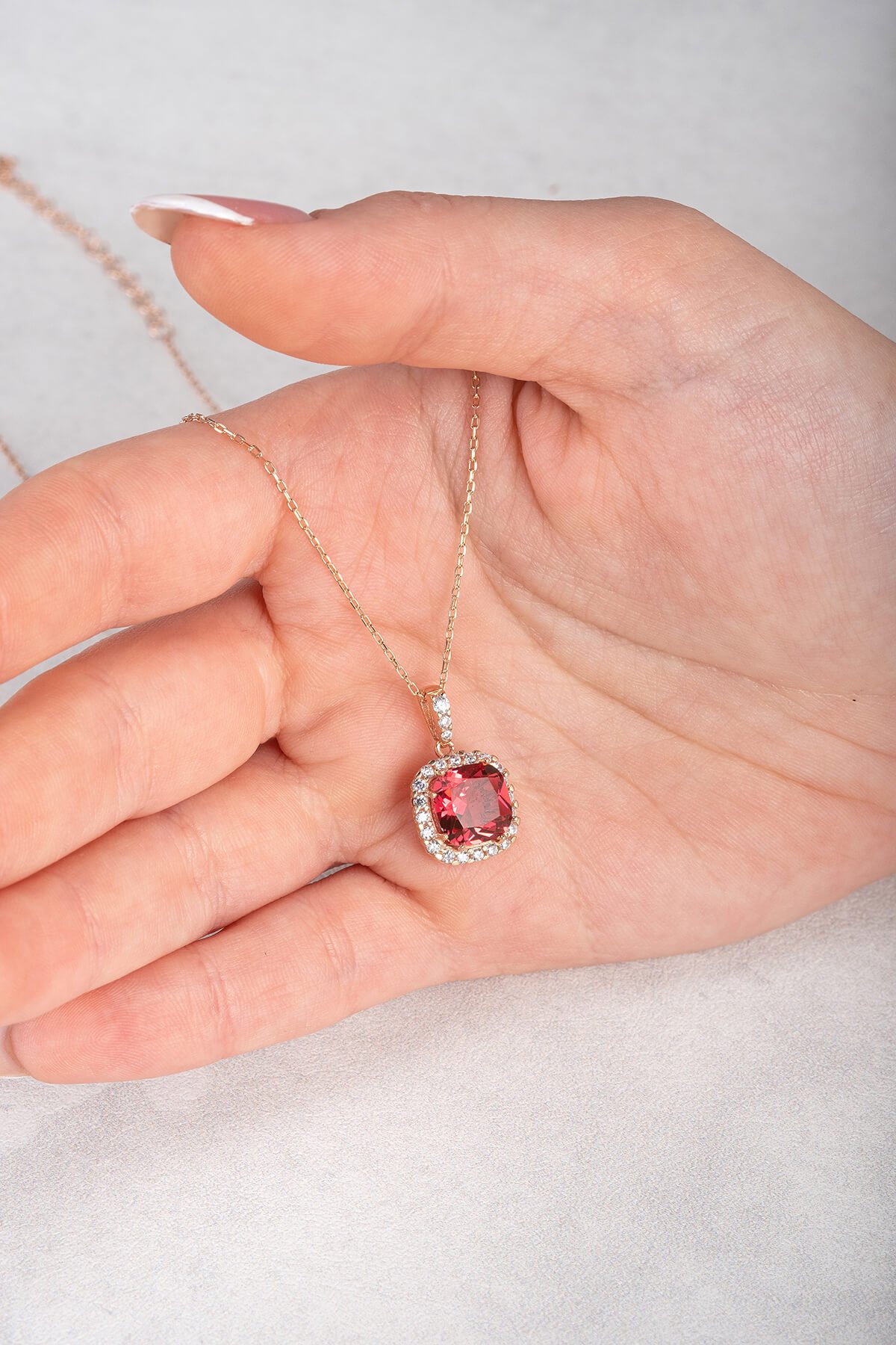 Jewelmim Yakut Kırmızısı Prenses Kesim Sarı Altın Kaplama Gümüş Kolye Detay Çekimi, eşe gümüş kolye hediyesi, en güzel kolye modelleri