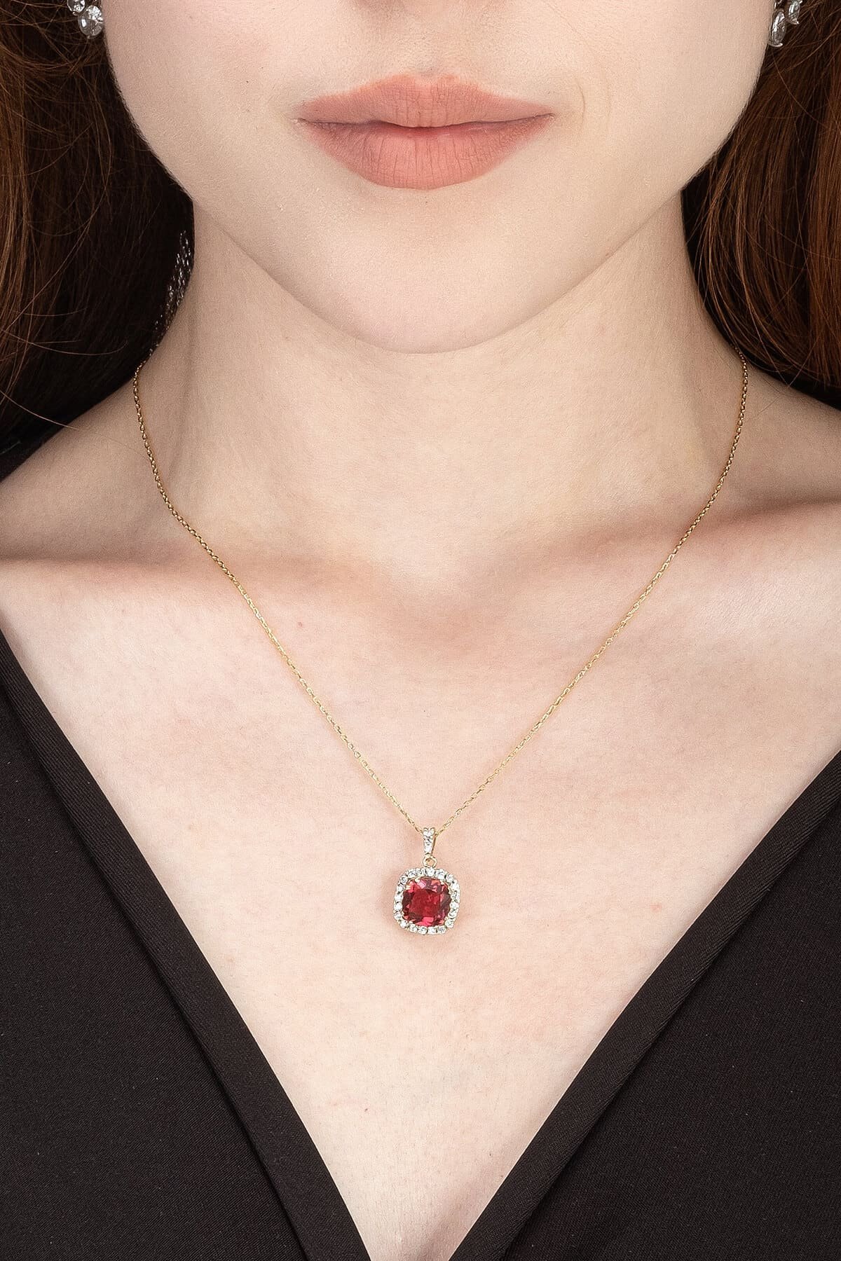 Jewelmim Yakut Kırmızısı Prenses Kesim Sarı Altın Kaplama Gümüş Kolye Görünüm Detay Çekimi, doğum günü gümüş kolye hediyesi, özel tasarım gümüş kolyeler