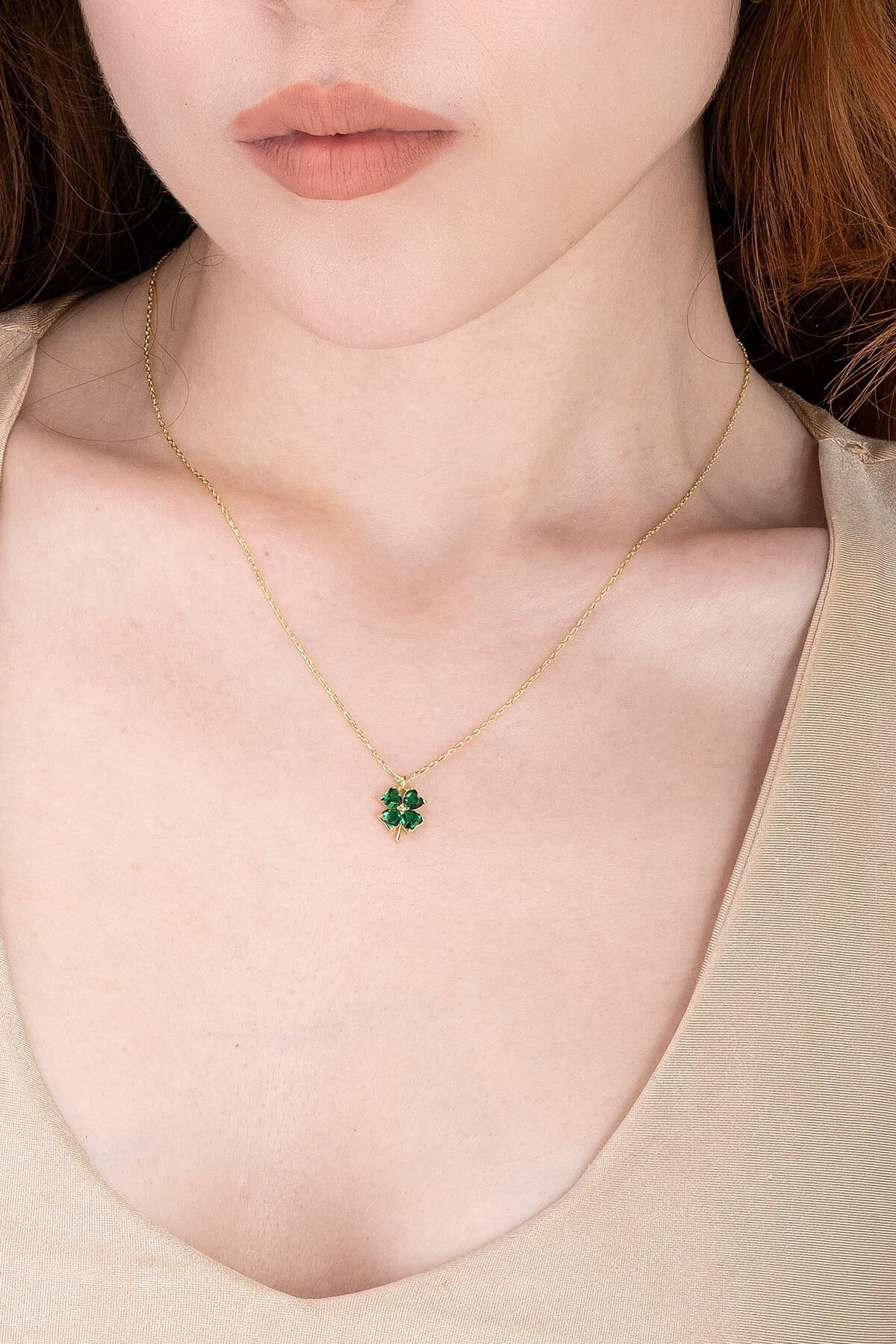 Jewelmim Yeşil Taşlı 4 Yapraklı Yonca Sarı Altın Kaplama Gümüş Kolye Görünüm Detay Çekimi, doğum günü gümüş kolye hediyesi, özel tasarım gümüş kolyeler