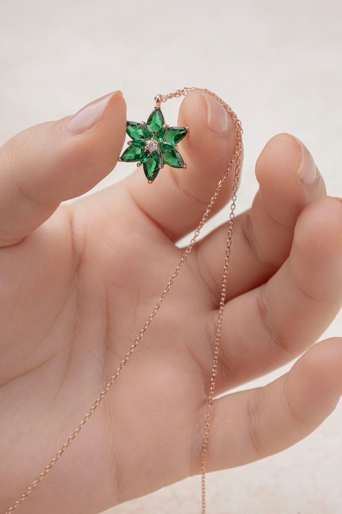Jewelmim Yeşil Taşlı Lotus Çiçeği Rose Altın Kaplama Gümüş Kolye Detay Çekimi, eşe gümüş kolye hediyesi, en güzel kolye modelleri