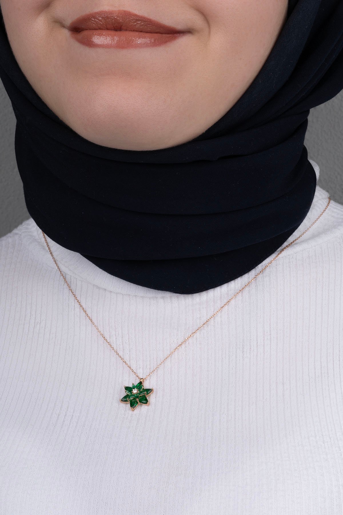 Jewelmim Yeşil Taşlı Lotus Çiçeği Rose Altın Kaplama Gümüş Kolye Kullanım Detay Çekimi, hediye gümüş kolye modelleri
