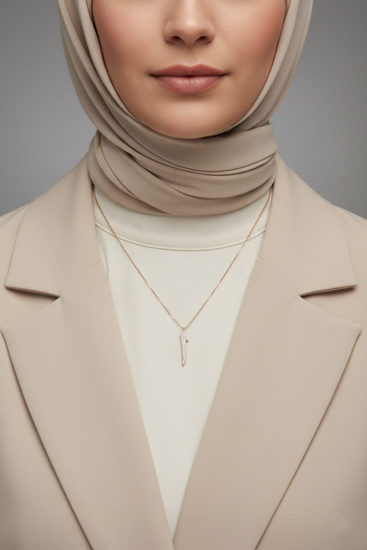 Jewelmim Zirkon Taşlı Elif Harfi Rose Altın Kaplama Gümüş Kolye Duruş Detay Çekimi, anneye gümüş kolye hediyesi, zarif gümüş kolye modelleri