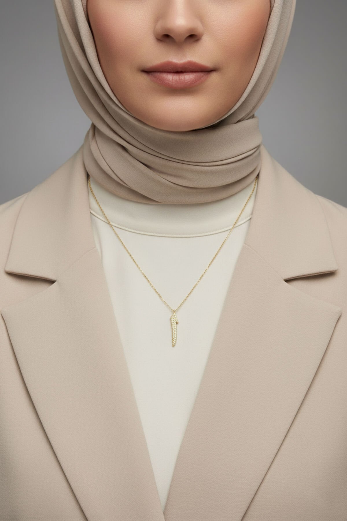 Jewelmim Zirkon Taşlı Elif Harfi Sarı Altın Kaplama Gümüş Kolye Duruş Detay Çekimi, anneye gümüş kolye hediyesi, zarif gümüş kolye modelleri